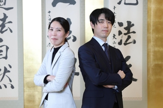藤井聡太王位（右）と福間香奈女流王位＝関西将棋会館