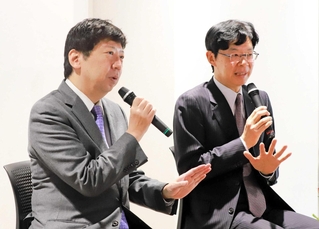 盤駒にまつわる思い出を語った杉本昌隆八段（左）と谷川浩司十七世名人＝１３日、関西将棋会館