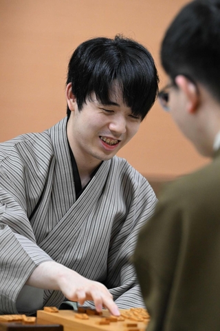 王位戦７番勝負第２局で永瀬拓矢九段に勝利後、対局を振り返る藤井聡太王位＝７月１６日、神戸市北区、中の坊瑞苑