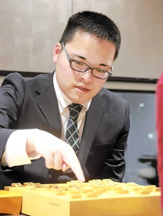 プロ初勝利を挙げた対局後、感想戦に臨む生垣寛人四段＝２２日、関西将棋会館