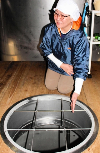 清酒が発酵するタンクの様子を説明する１０代目蔵元の松浦素子さん＝徳島県鳴門市