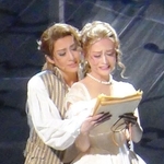 互いの愛を確かめ合うゲーテ（永久輝せあ、左）とロッテ（星空美咲）＝梅田芸術劇場