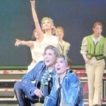 ゲーテ（永久輝せあ・右）はヴィルヘルム（聖乃あすか）と友情をはぐくむ＝梅田芸術劇場