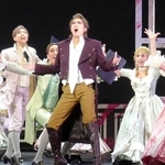 宝塚歌劇花組公演「ゲーテ！」で主役のゲーテを演じるトップ・永久輝せあ（中央）＝梅田芸術劇場