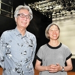 神戸新聞の取材に応じる大谷燠さん（左）と文さん＝神戸市長田区（２０１９年）