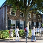 木々に囲まれた牧師館＝オランダ・北ブラバント州ニューネン