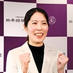 写真撮影に応じた福間香奈女流六冠＝５日午後、関西将棋会館