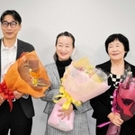 神戸エルマール文学賞の各賞を受けた（左から）真銅孝さん、本多あにもるさん、松良子さん＝神戸市中央区東川崎町１、ＨＤＣ神戸