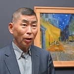 「夜のカフェテラス」を前にゴッホの印象を語る桂南光さん＝神戸市中央区京町、神戸市立博物館（撮影・大田将之）