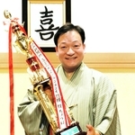 亡き師匠・桂吉朝の着物で高座に上がり、優勝を手にした桂佐ん吉＝神戸市兵庫区新開地２、神戸新開地・喜楽館