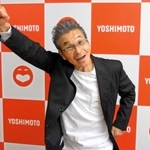 自身のアイデアを詰め込んだ脚本を上演する間寛平＝吉本興業大阪本社