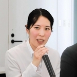 妊娠・出産に関する制度の改善を求めて、弁護士らと会見に臨んだ福間香奈女流六冠＝１０日、大阪市北区、大阪弁護士会館