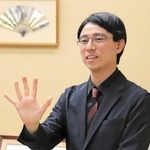 五冠達成を決めた対局後、ポーズを取った一力遼四冠＝神戸市中央区