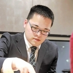 プロ初勝利を挙げた対局後、感想戦に臨む生垣寛人四段＝２２日、関西将棋会館