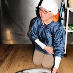 清酒が発酵するタンクの様子を説明する１０代目蔵元の松浦素子さん＝徳島県鳴門市