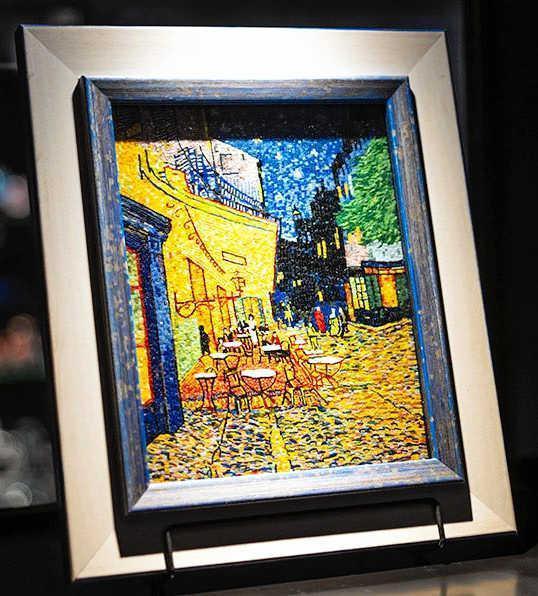 ゴッホの「夜のカフェテラス」模した作品も 多彩なガラス工芸紹介 23