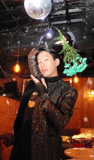 好きな色はエメラルドグリーン。「おしゃれ好きの祖母の影響で、遺伝子レベルで組み込まれている」＝大阪市北区堂山町、梅田ラテラル