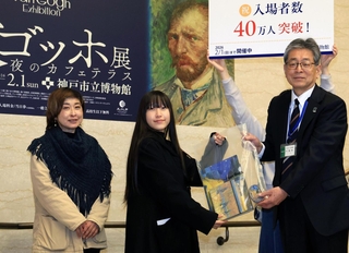 ４０万人目の入館者となり、油井洋明館長（右）から記念品を受け取る石崎翠さん（中央）と母の文香さん＝７日午後、神戸市中央区京町、神戸市立博物館（撮影・吉田敦史）