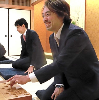 指し初め式で笑顔を見せた久保利明九段（手前）＝関西将棋会館