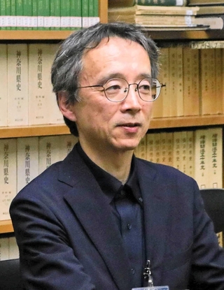 震災を経験し、「人々が芸術に安らぎを求めていることを実感した」と話す塚原晃学芸員＝神戸市立博物館
