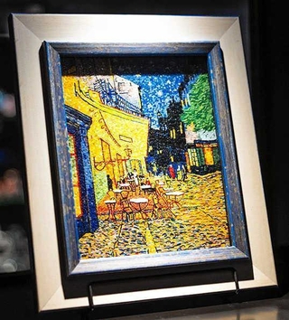 ゴッホ「夜のカフェテラス」を模したガラス工芸品（制作・なかの雅章）