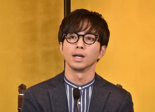 芥川賞に決まり、記者会見する鳥山まことさん＝１４日午後、東京都内（撮影・名倉あかり）