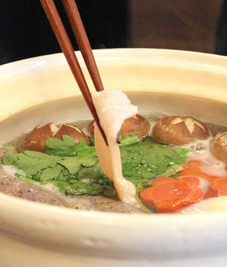 山椒水で下味をつけた鶏胸肉を昆布だしにくぐらせる御所坊の「山椒鍋」