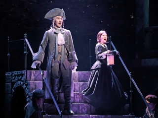 野戦病院で過ごす日々で、少しずつ絆を深めるゴーストのグレイ（左）とフロー＝大阪四季劇場