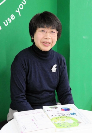 アートセラピーについて「感情が平板になっている人には有効」と語る内藤あかねさん＝甲南大学