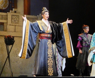 渤海の王、インソンを演じる礼華はる＝宝塚バウホール