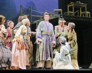 とまどいながら市井の人々と接するインソン（中央、礼華はる）＝宝塚バウホール