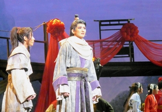 市井の民セウォン（左、彩海せら）と心を通わせていくインソン（礼華はる）＝宝塚バウホール