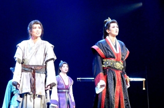 互いを思い合うインソン（右、礼華はる）とセウォン（彩海せら）＝宝塚バウホール