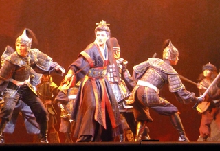 契丹との闘いに臨むインソン（中央、礼華はる）＝宝塚バウホール