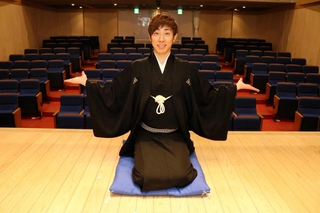 「新作落語の普及が著しい東京での学びを糧に個性で勝負したい」と話す桂三四郎＝神戸市兵庫区新開地２、神戸新開地・喜楽館