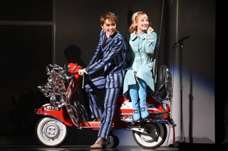 愛車のスクーターに乗るアレックス（左、暁千星）とシンシア（詩ちづる）＝宝塚大劇場