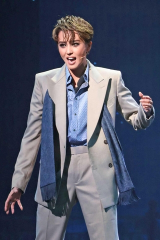 スタイリッシュにスーツを着こなすアレックス（暁千星）＝宝塚大劇場