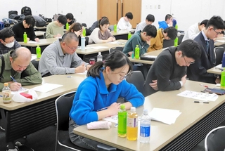 難問に挑んだ参加者たち＝２０２５年１２月２７日、大阪市中央区北浜１、北浜フォーラム