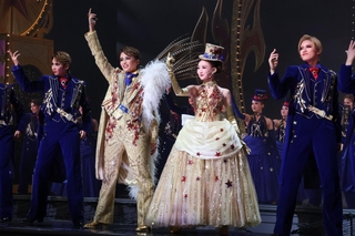 ショーで銀橋に並ぶ（手前左から）瑠風輝、暁千星、詩ちづる、天飛華音＝宝塚大劇場