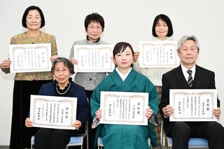 「神戸新聞文芸」最優秀賞を受賞した（後列左から時計回りで）くわはらつるよさん、高井節子さん、坂本ユミ子さん、羽里吉弘さん、一ノ瀬美郷さん、後藤万里さん＝神戸新聞社（撮影・斎藤雅志）