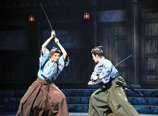 映画のクライマックスシーンに臨む高坂新左衛門（鳳月杏、左）と風見恭一郎（風間柚乃）＝大阪府箕面市