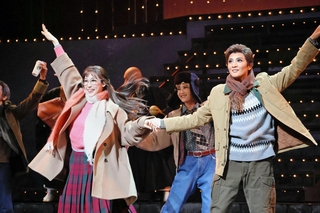 高坂新左衛門（鳳月杏、右）は山本優子（天紫珠李）に誘われ、京都市内を散策する＝大阪府箕面市