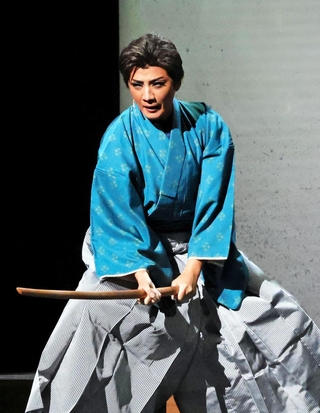 時代劇の着られ役として殺陣を練習する高坂新左衛門（鳳月杏）＝大阪府箕面市