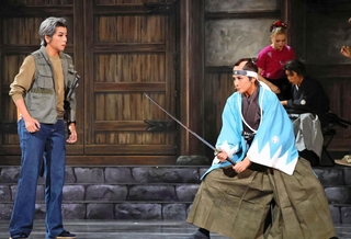 高阪坂左衛門（鳳月杏、右）は殺陣師の関本（輝月ゆうま）に教えを請う＝大阪府箕面市