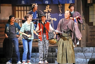 時代劇俳優として生きていく決意をした高坂新左衛門（鳳月杏、右）と監督を目指す山本優子（左から２人目、天紫珠李）＝大阪府箕面市