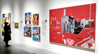 横尾忠則さんにまつわるキーワードを「辞書」に見立てて紹介する展示＝横尾忠則現代美術館