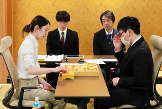 棋士編入試験５番勝負第１局の終局後、感想戦に臨んだ福間香奈女流六冠（手前左）と山下数毅四段＝２７日、関西将棋会館