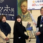 ４０万人目の入館者となり、油井洋明館長（右）から記念品を受け取る石崎翠さん（中央）と母の文香さん＝７日午後、神戸市中央区京町、神戸市立博物館（撮影・吉田敦史）