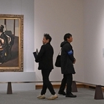 会場に並ぶ「日本髪の娘」（左）と「踊り子」。同じ女性がモデルとされている＝９日午後、神戸市東灘区向洋町５、小磯記念美術館（撮影・大田将之）