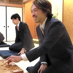 指し初め式で笑顔を見せた久保利明九段（手前）＝関西将棋会館